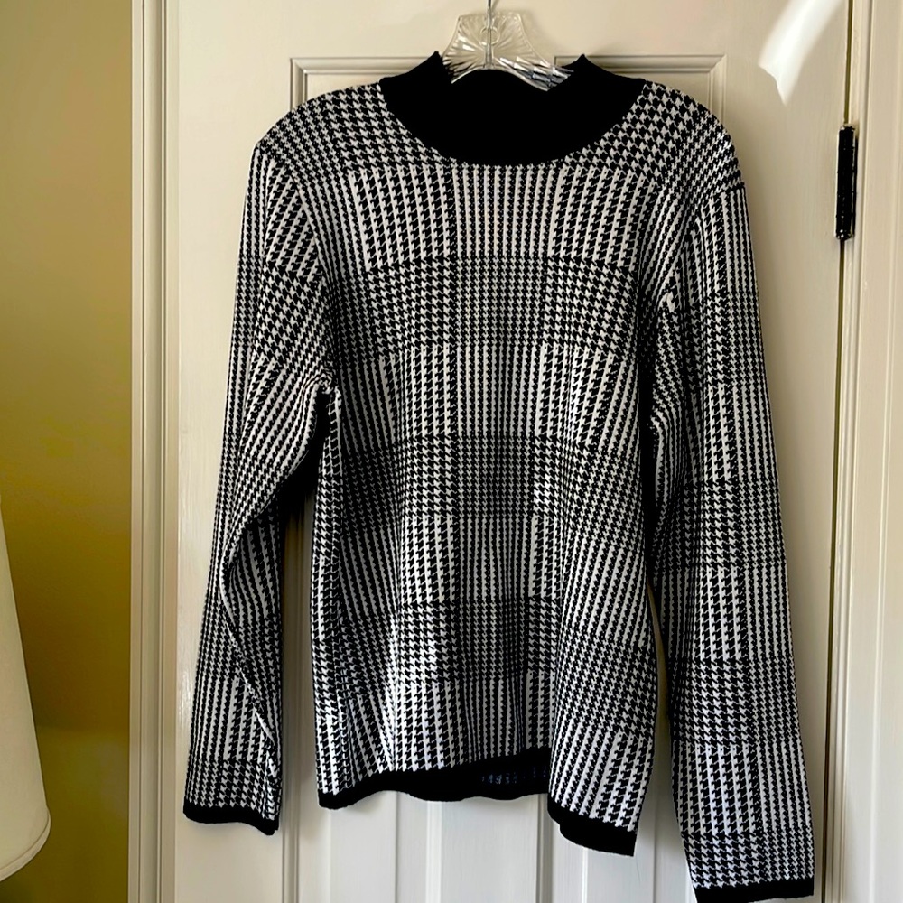 T TAHARI Houndstooth mock turtleneck